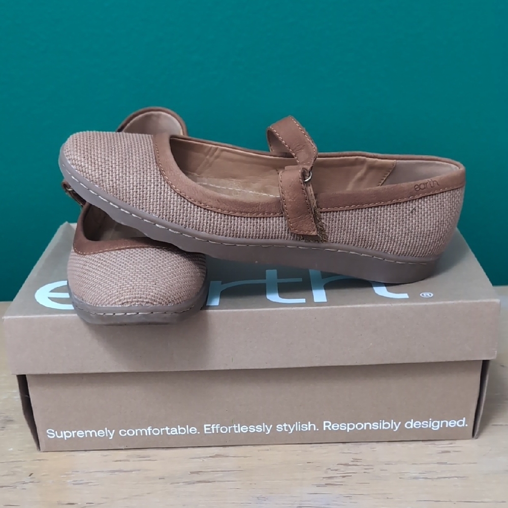 Earth Textured Tan Flats NWB